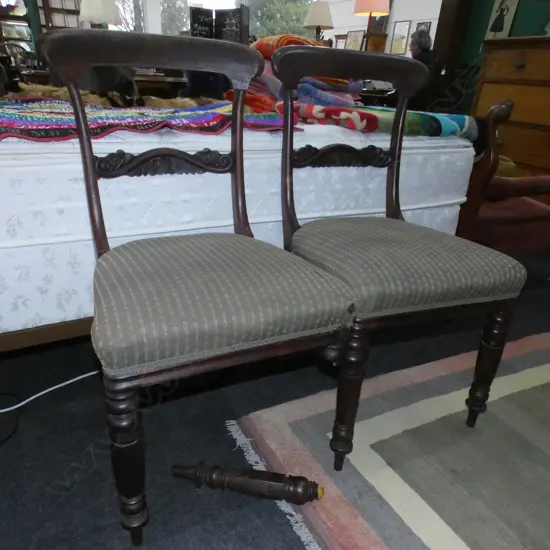 5 ANTIQUE BLADE BACK ROSEWOOD CHAIRS (2 CARVERS, 1 AF LEG BROKEN)