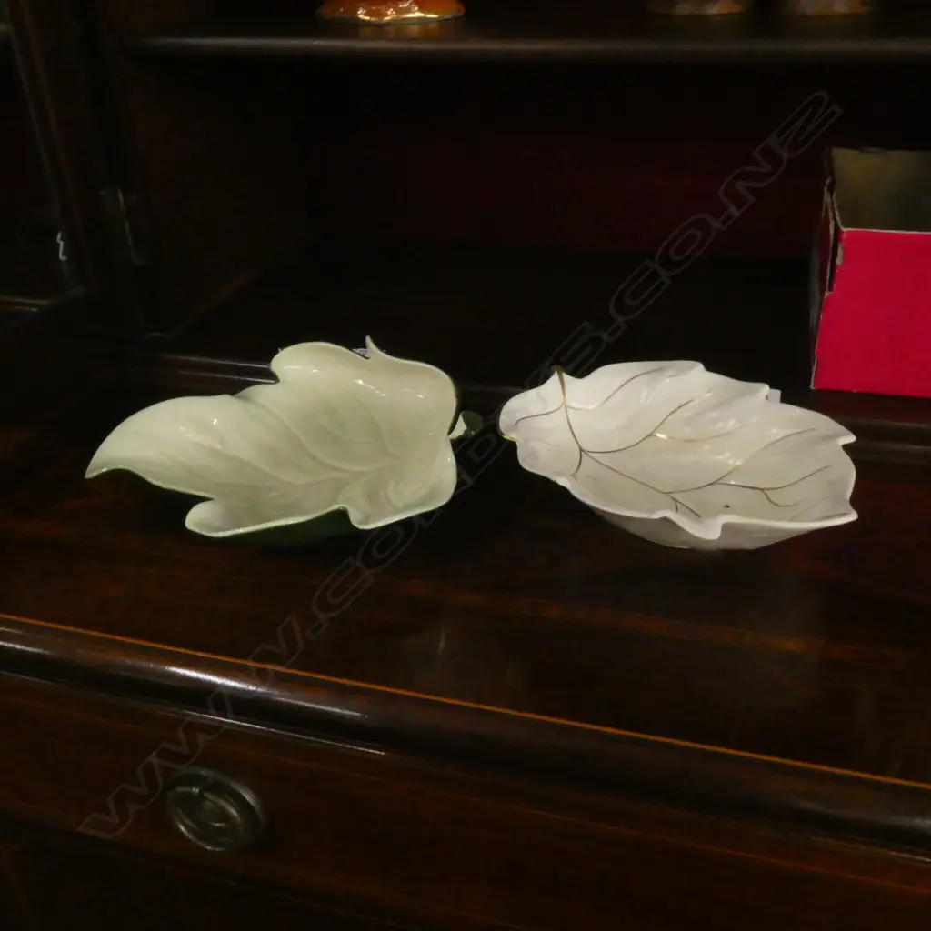 2 CARLTONWARE DISHES BOTH AS LEAFS ONE GREEN ONE BEIGE AF 190MM LONG Image 1++