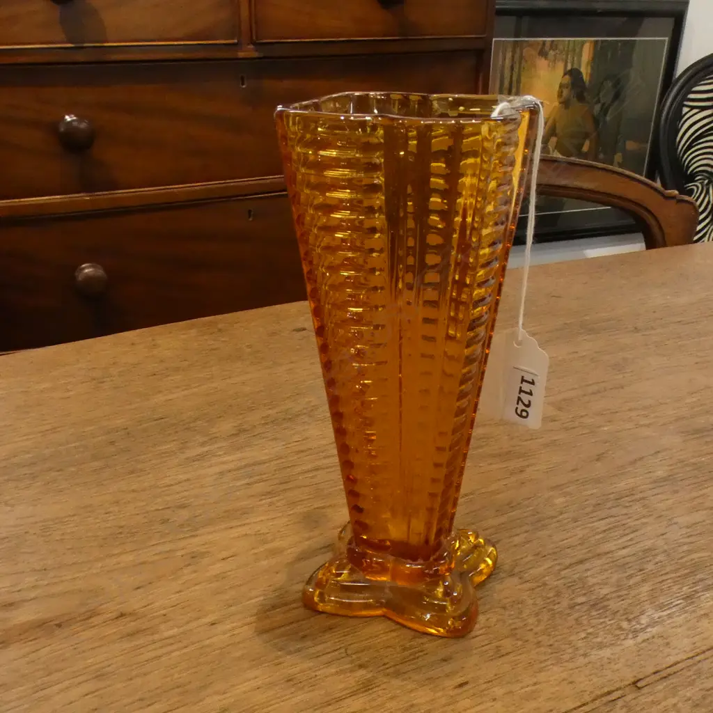 MANHATTEN PRESSED GLASS VASE  HORIZONTAL RIBBED'BY THE ANCHOR HOCKING GLASS COMPANY QUATRAFOIL SHAPE 175MM HIGH Image 1++