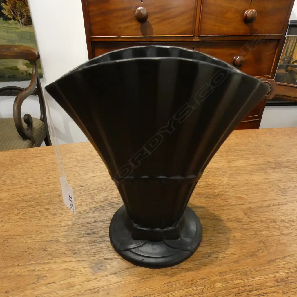 BLACK CROWN LYNN FAN VASE Image 1++