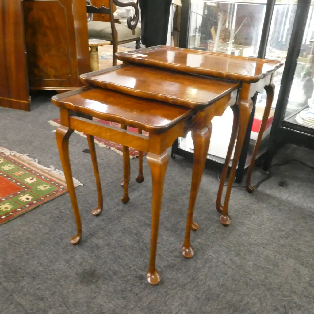 QUEEN ANNE STYLE BURR WALNUT PIE CRUST NEST OF 3 TABLES W.535mm Image 1++