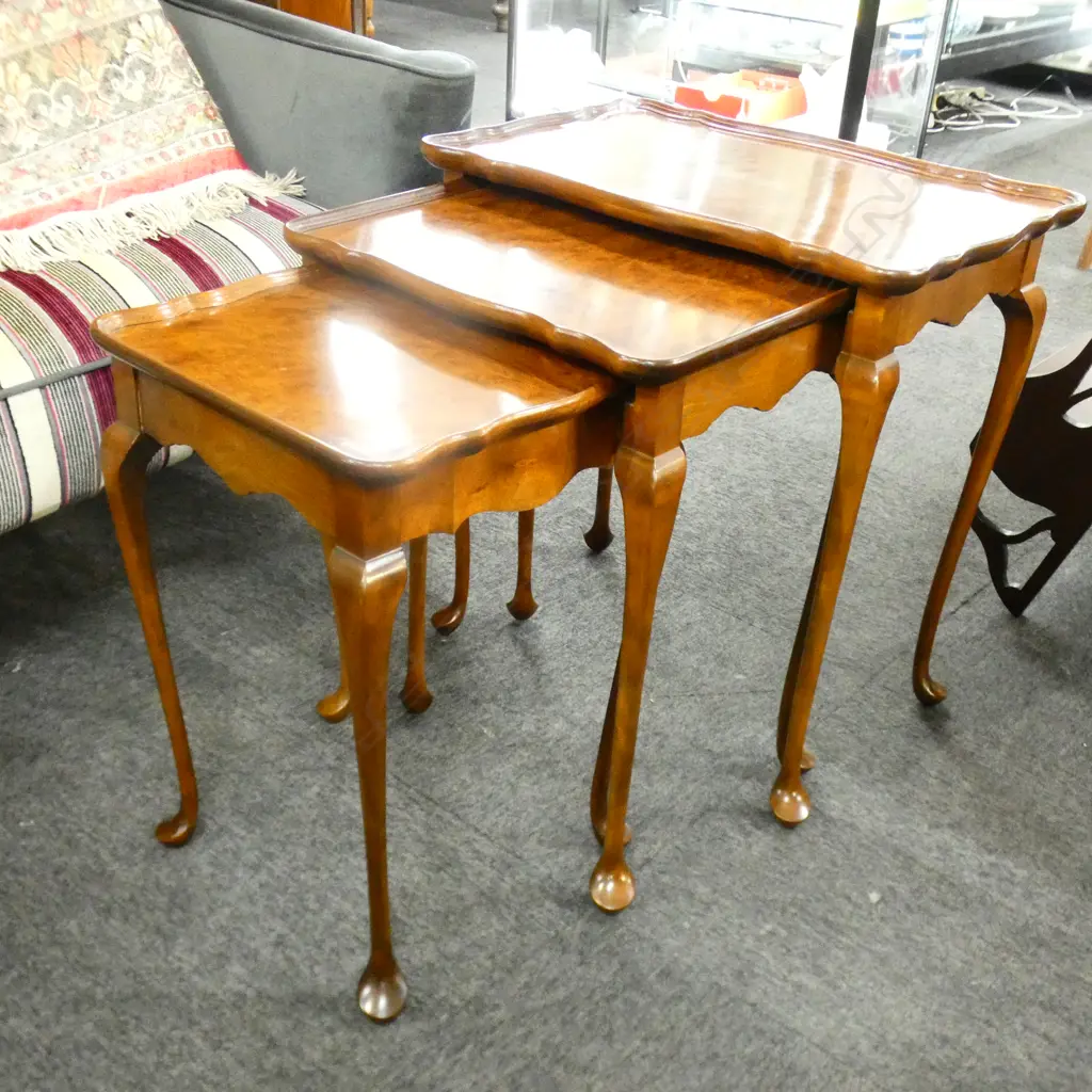 QUEEN ANNE STYLE BURR WALNUT PIE CRUST NEST OF 3 TABLES W.535mm Image 1++