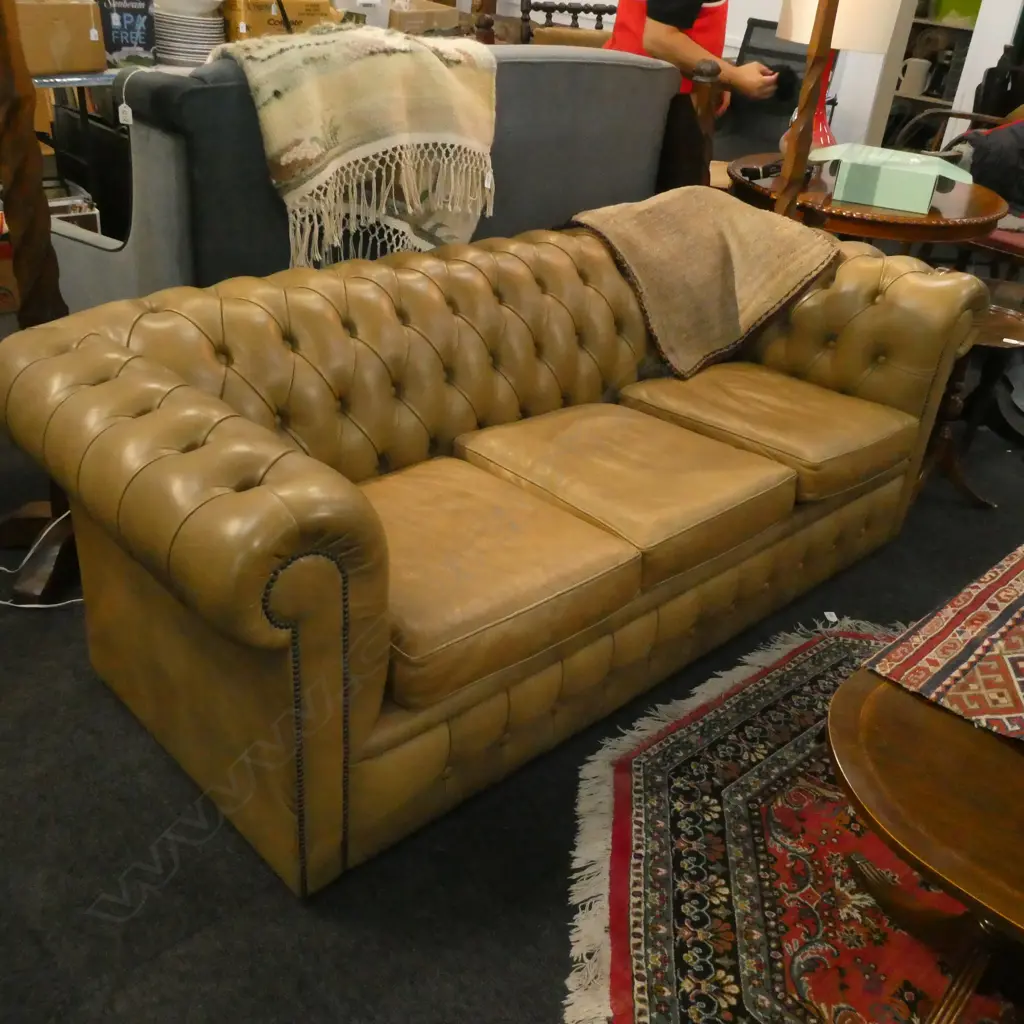 TAN LEATHER FULLY BUTTONED CHESTERFIELD COUCH 3 SEATER W.2000mm Image 1++