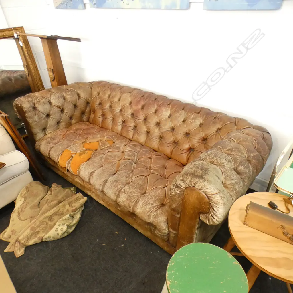 BROWN LEATHER CHESTERFIELD AF W.2000mm + 2 THROWS Image 1++