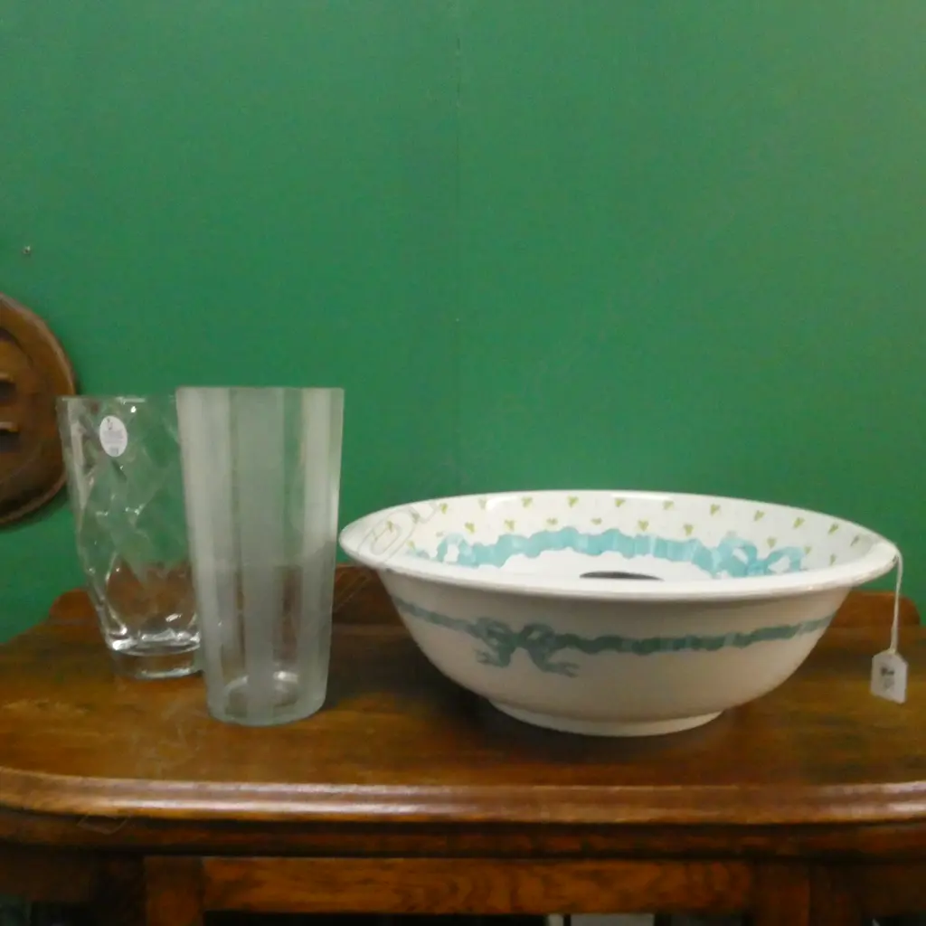 LARGE WASHBOWL AND TWO GLAS VASES Image 1++