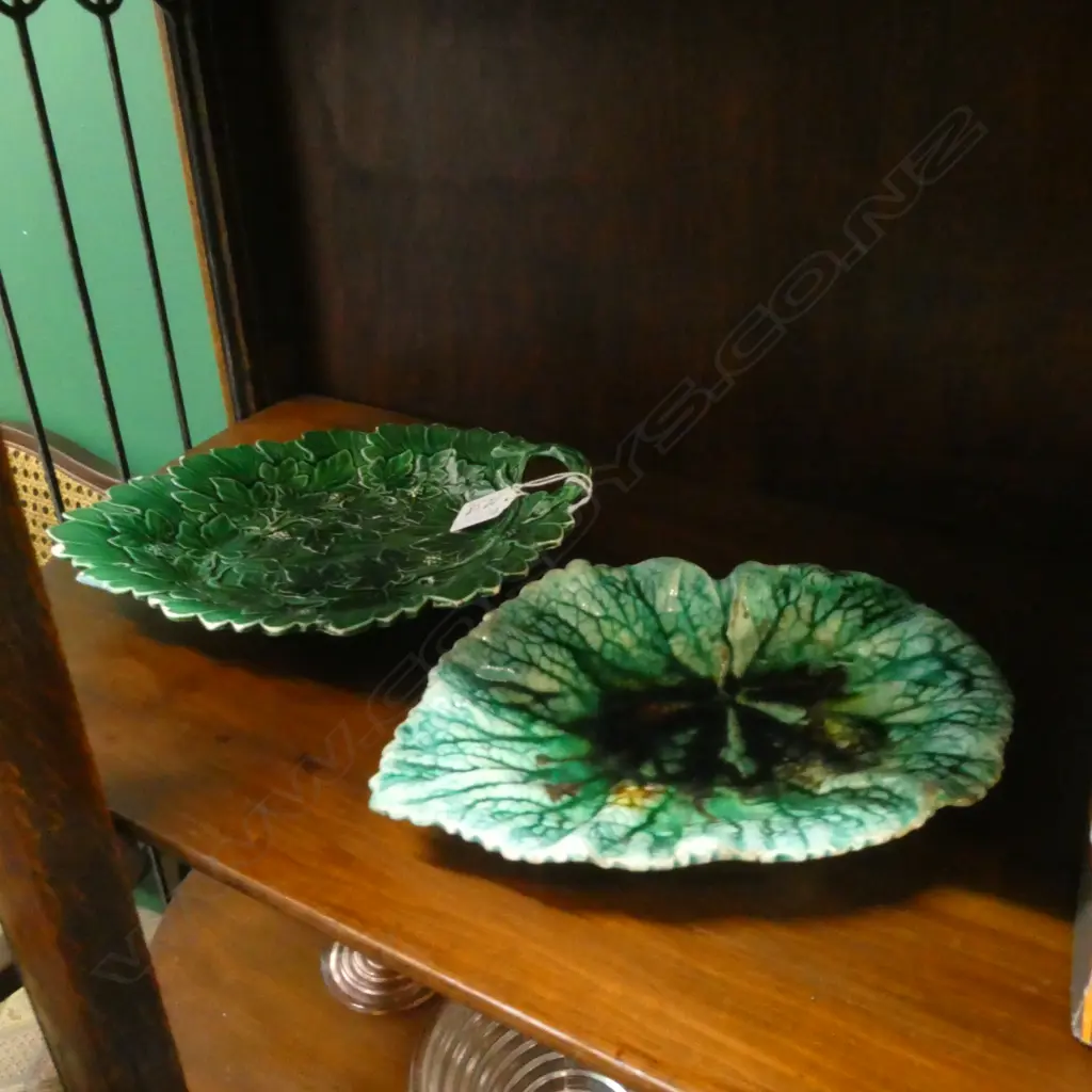2 MAJOLICA LEAF PLATES, CHIPS L.250mm Image 1++