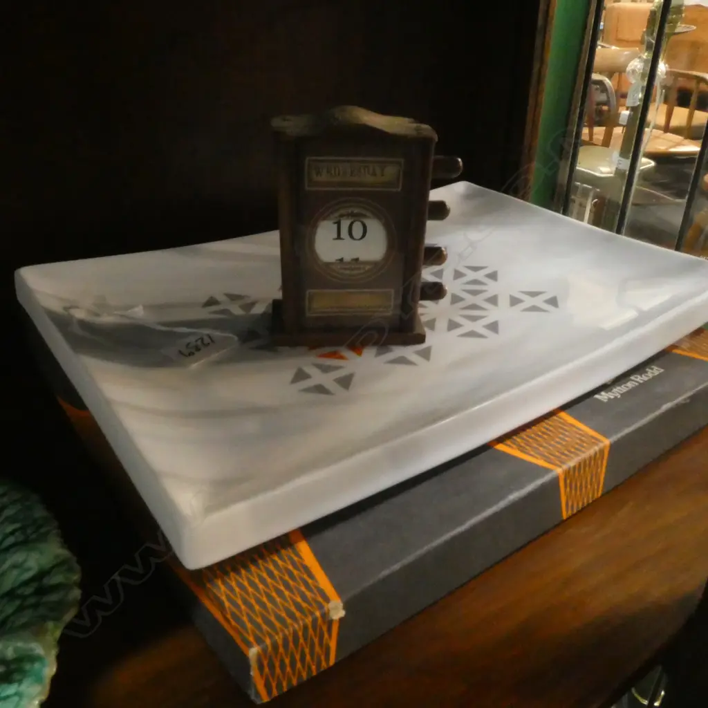 3 ITEMS SHORTLAND STREET 20TH ANNIVERSARY DISH (FACSIMILE SIGNATURES) WOODEN CALENDAR AND RODD CUTLERY BOXED Image 1++