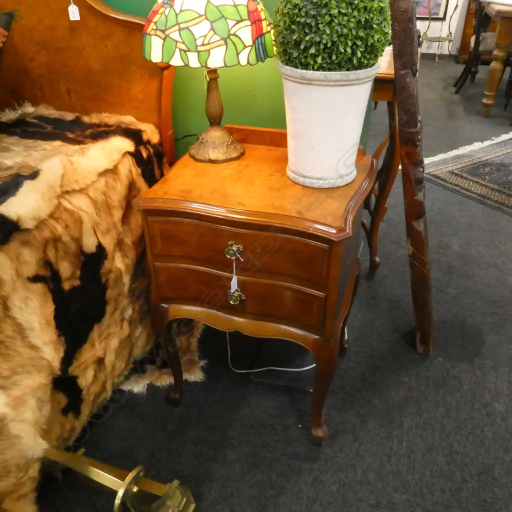 PR QUEEN ANNE STYLE BEDSIDE TABLES  Image 1++