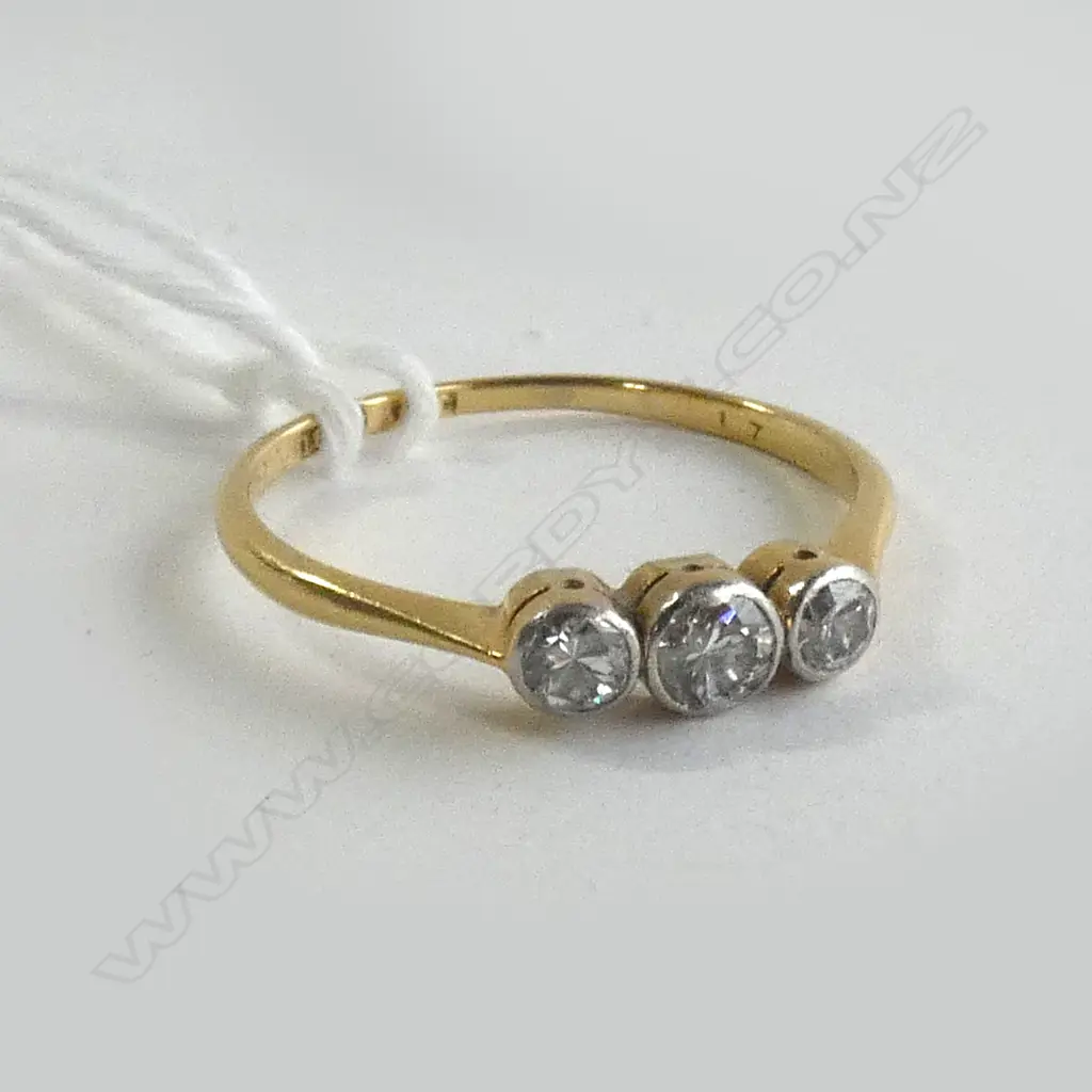 (17754) 18CT 3 STONE DIAMOND RING 1.6 GMS Image 1++