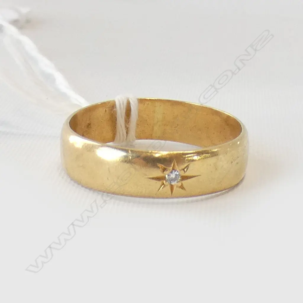 18CT MEN’S WEDDING BAND WITH SMALL DIAMOND- 6.8gm Image 1++