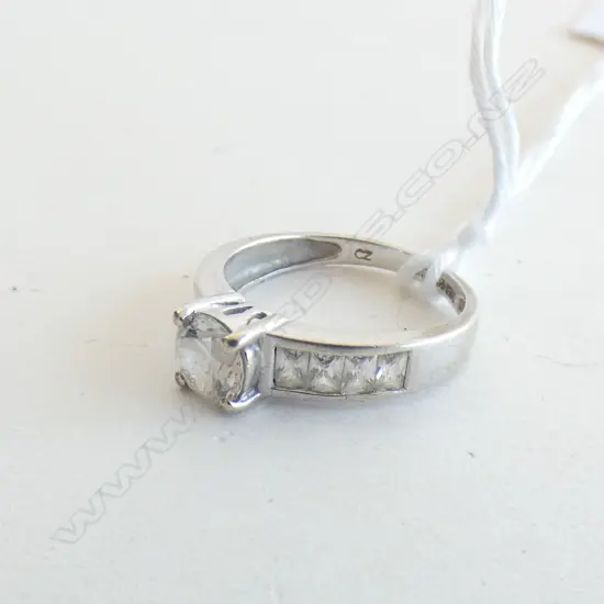 9ct WHITE GOLD & SOLITAIRE CZ RING WITH FURTHER CZs TO THE SHOULDERS