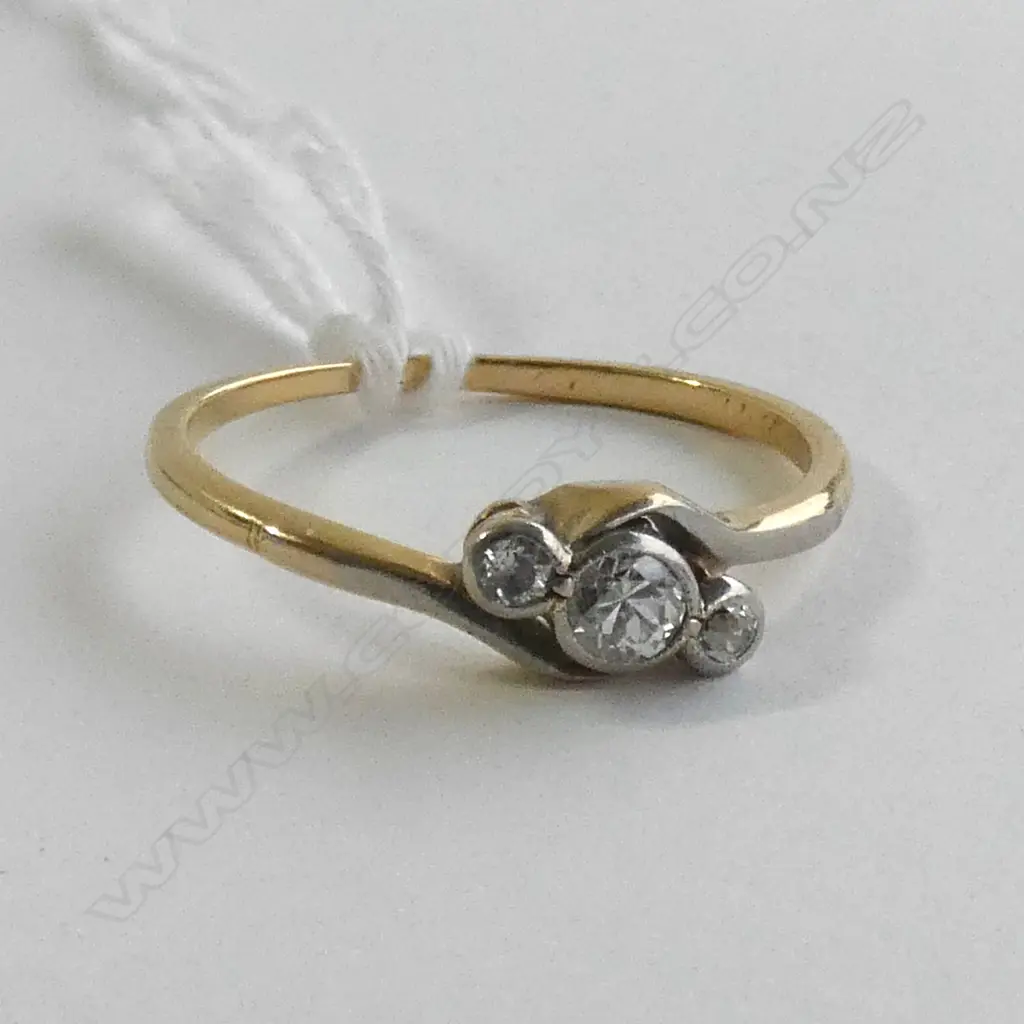 (17754) 18CT 3 STONE DIAMOND RING 2.3 GMS Image 1++