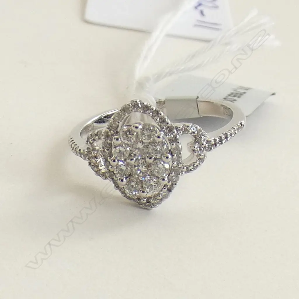 18CT WHITE GOLD AND DIAMOND CLUSTER RING Image 1++