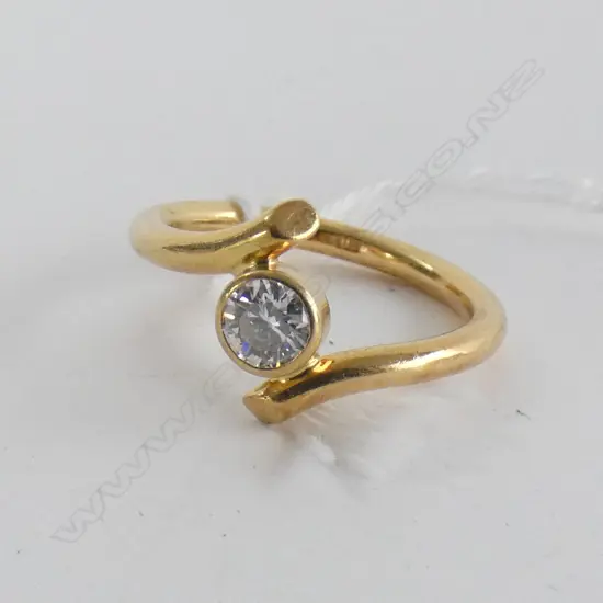 18CT GOLD CROSS OVER SET BRILLIANT CUT DIAMOND RING WITH VALUATION 