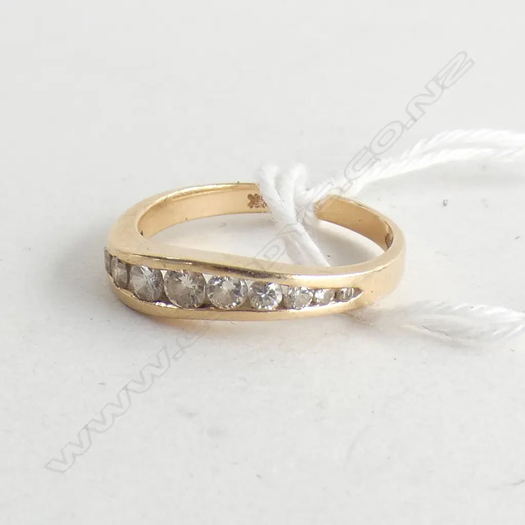 14CT GOLD AND DIAMOND BAND Image 1++