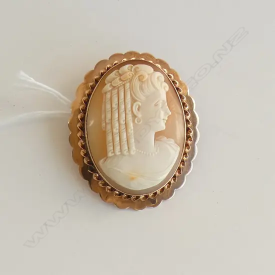 9CT GOLD FRAMED CAMEO BROOCH W SAFETY CHAIN WITH VALUATION ##RTV##