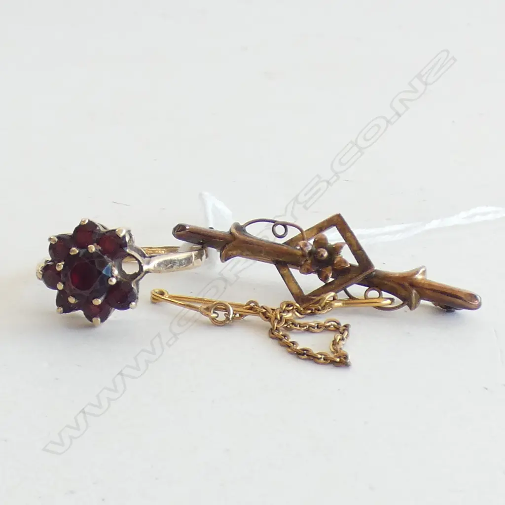 9ct GOLD GARNET RING (MISSING STONE) & 9ct GOLD BAR BROOCH. TOTAL 4.5gm Image 1++