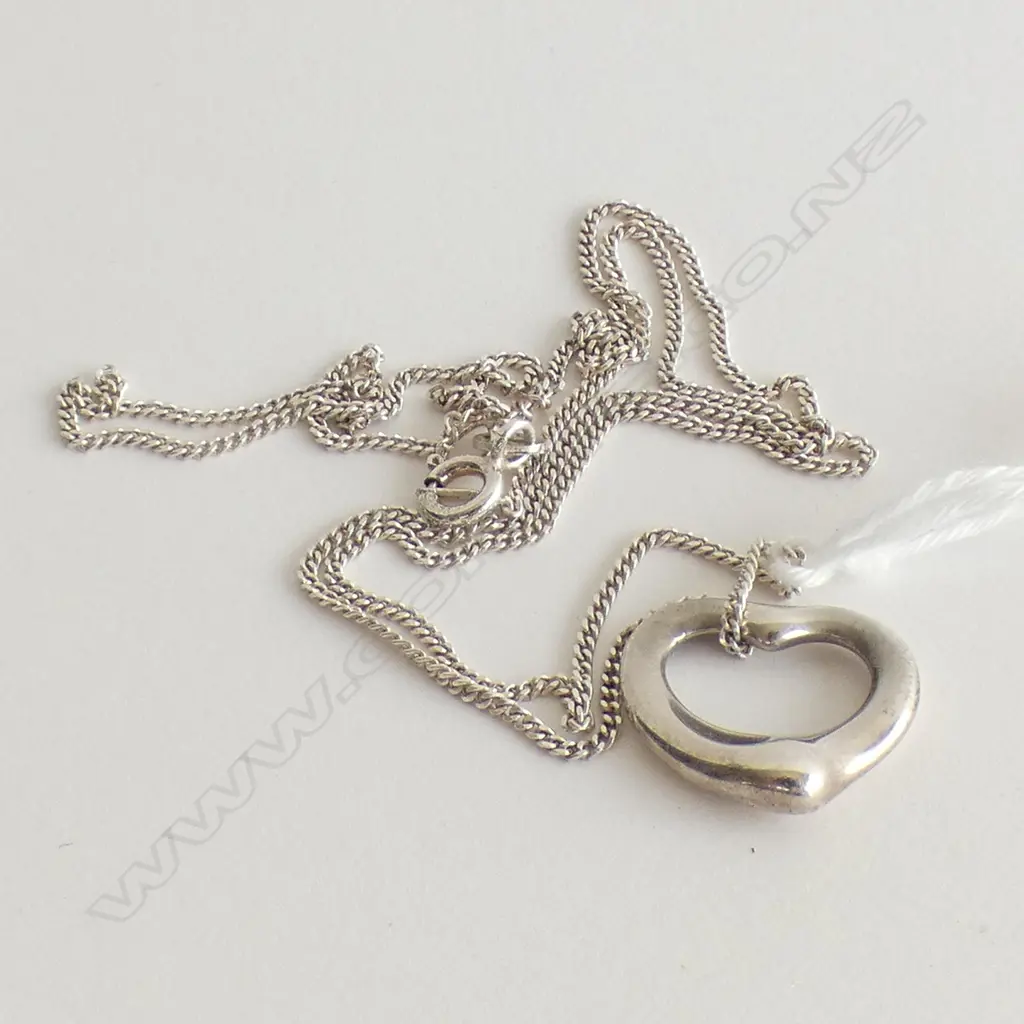 GENUINE TIFFANY & CO 925 SILVER HEART PENDANT WITH ITALIAN 925 CHAIN - IN ORIGINAL BOX  Image 1++