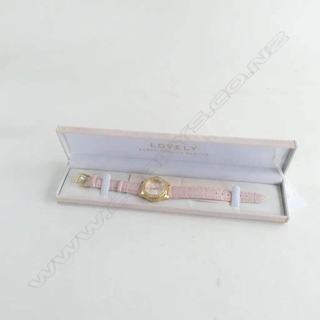 SARAH JESSICA PARKER 'LOVELY' WATCH - PINK STRAP & FACE SURROUNDED BY DIAMANTES - IN ORIGNAL BOX & SLEEVE - NOT GOING Image 1++