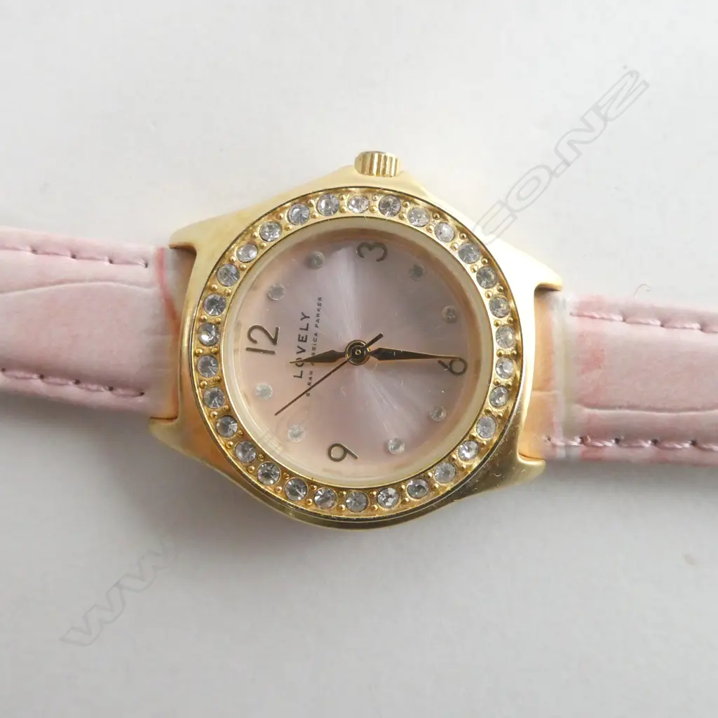 SARAH JESSICA PARKER 'LOVELY' WATCH - PINK STRAP & FACE SURROUNDED BY DIAMANTES - IN ORIGNAL BOX & SLEEVE - NOT GOING Image 1++