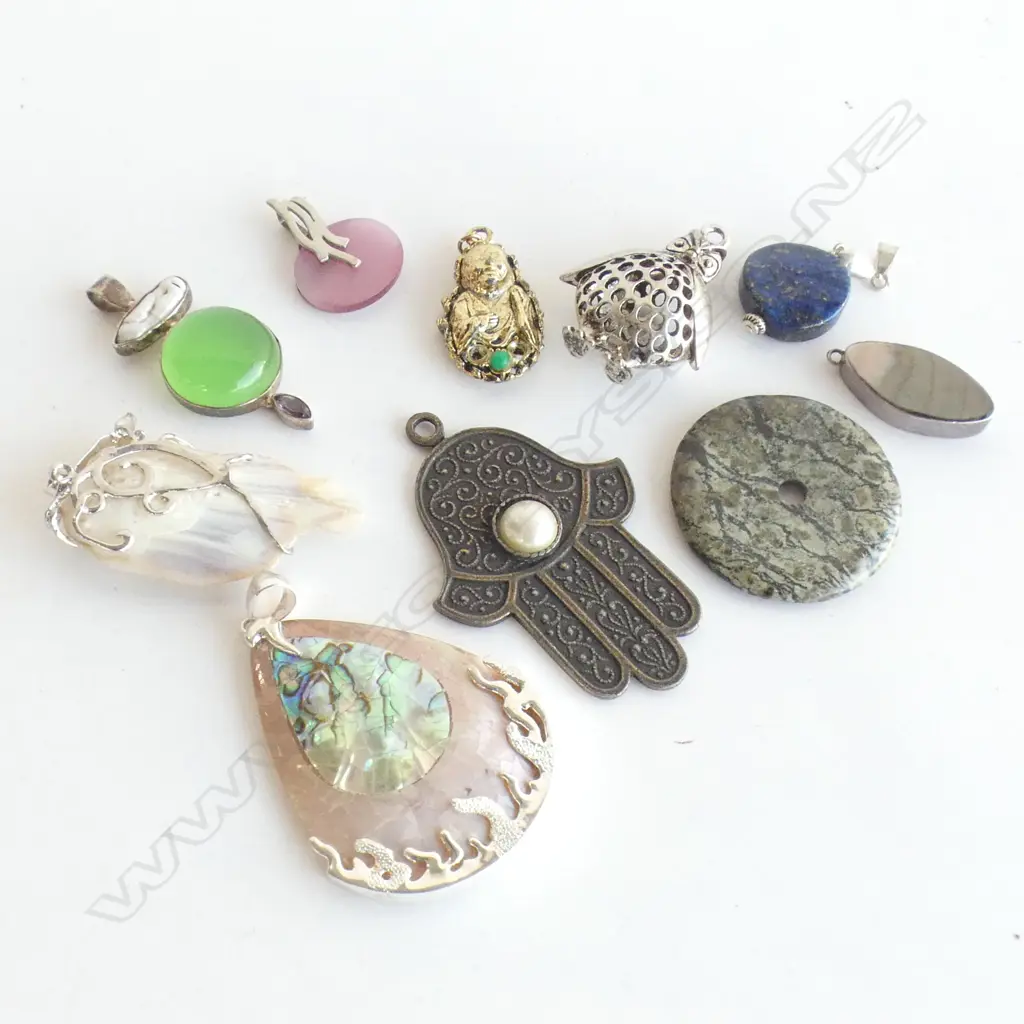 BAG ASST PENDANTS  Image 1++