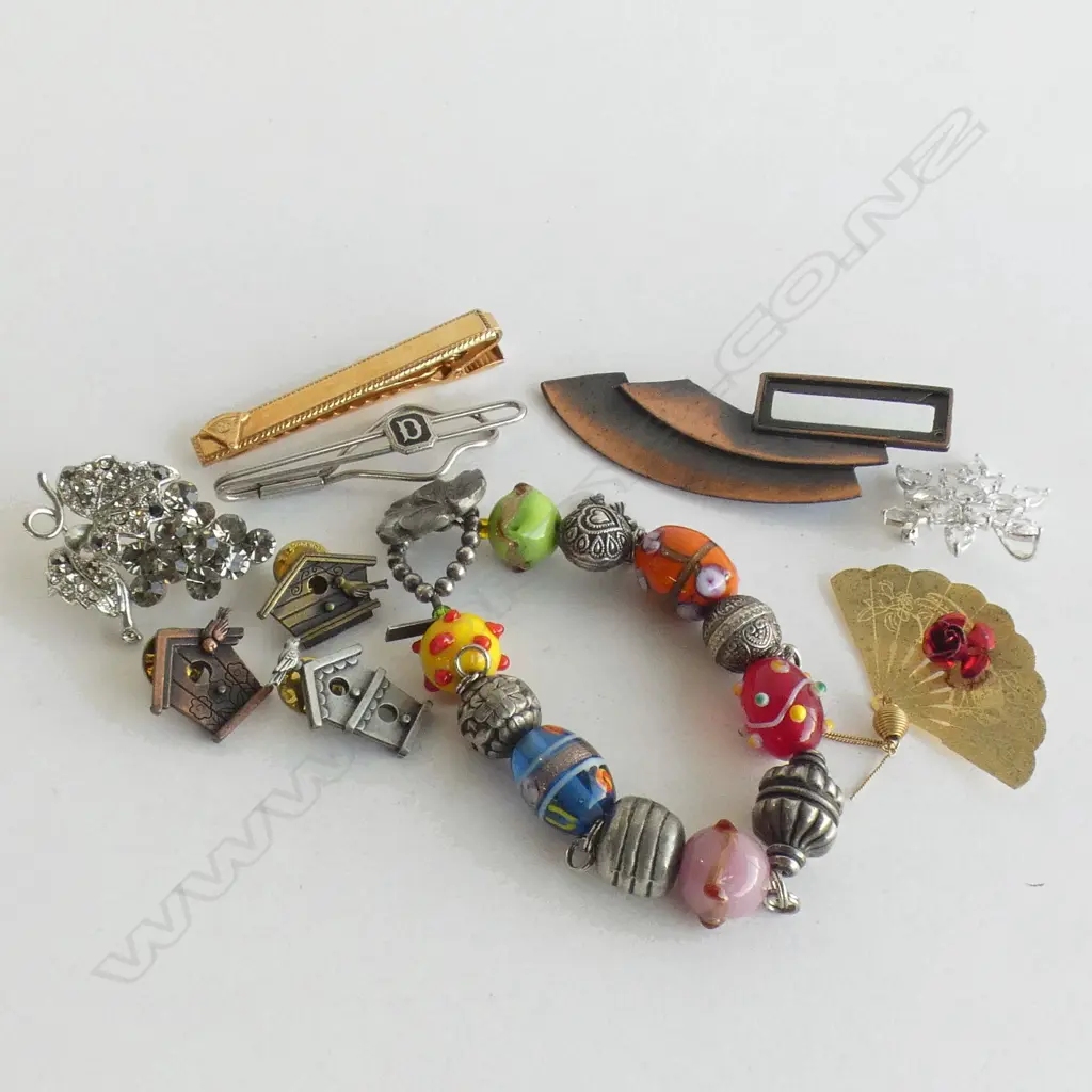 BAG ASST JEWELLERY INCL PEWTER & GLASS BRACELET, BROOCHES INCL CRYSTAL, BIRD HOUSE PINS & 2 TIE PINS Image 1++