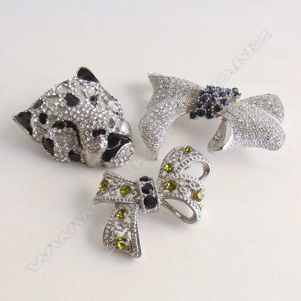 3 ASST COSTUME JEWELLERY DIAMANTE & STONE BROOCHES; 2 BOWS & TIGERS HEAD  Image 1++