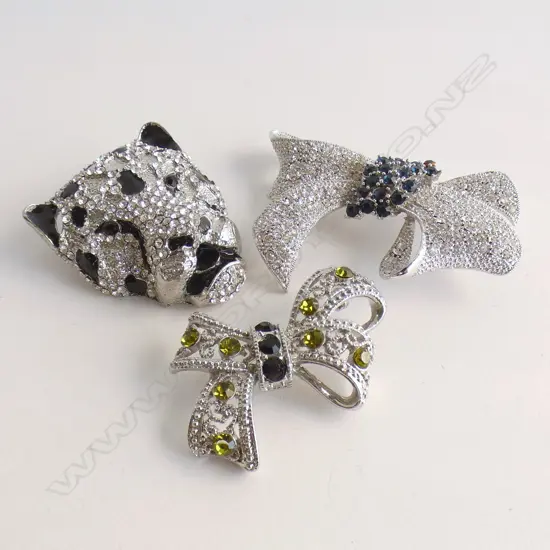 3 ASST COSTUME JEWELLERY DIAMANTE & STONE BROOCHES; 2 BOWS & TIGERS HEAD 