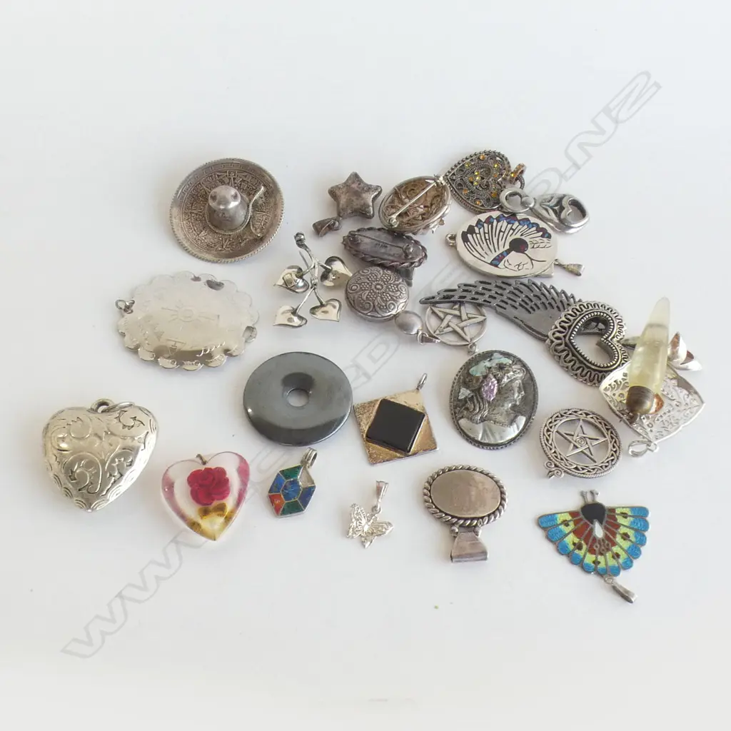 BAG MIXED VINTAGE & MODERN BROOCHES & PENDANTS INCL STG & 925 SILVER Image 1++
