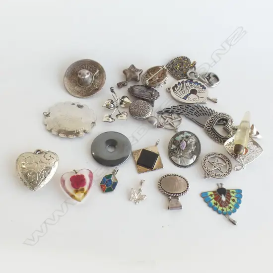 BAG MIXED VINTAGE & MODERN BROOCHES & PENDANTS INCL STG & 925 SILVER