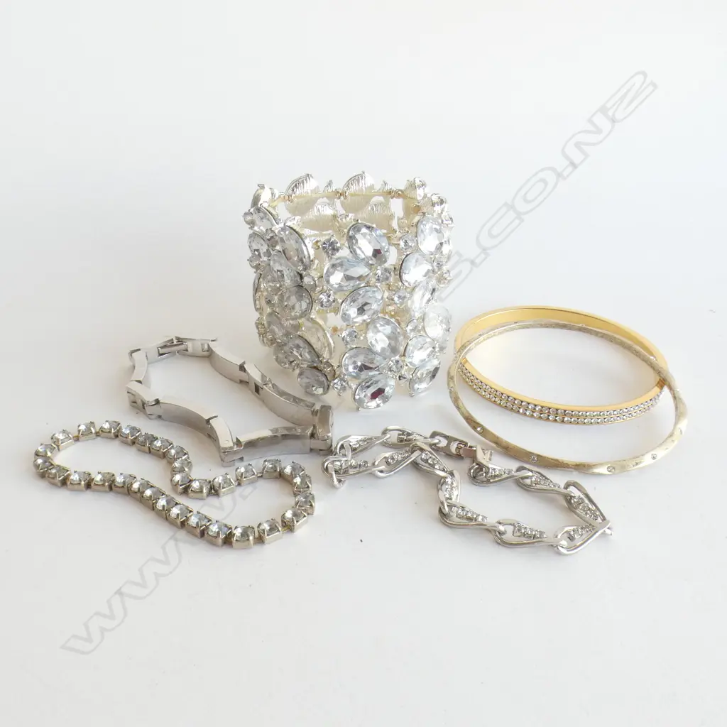 6 ASST COSTUME JEWELLERY BRACELETS & BANGLES  Image 1++