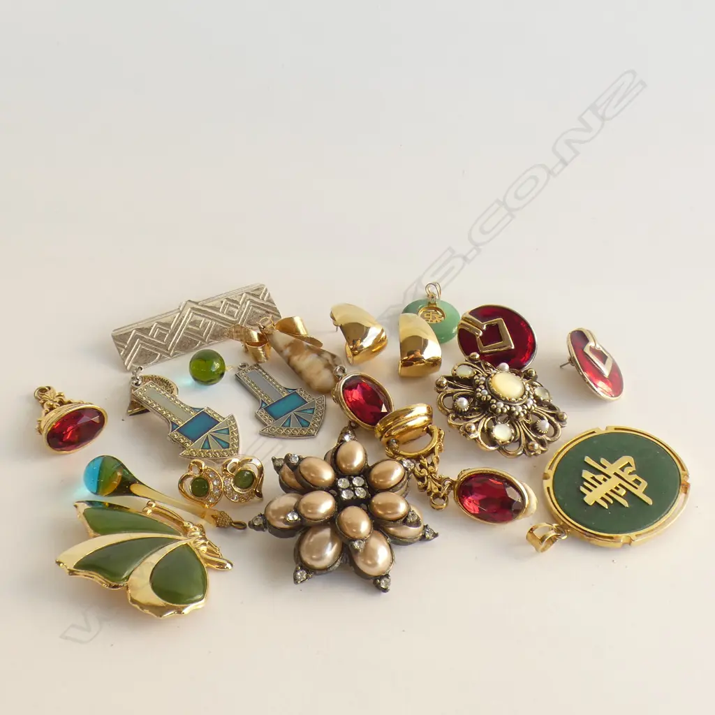 BAG ASST COSTUME JEWELLERY; EARRINGS, BROOCHES., PENDANTS ETC..  Image 1++