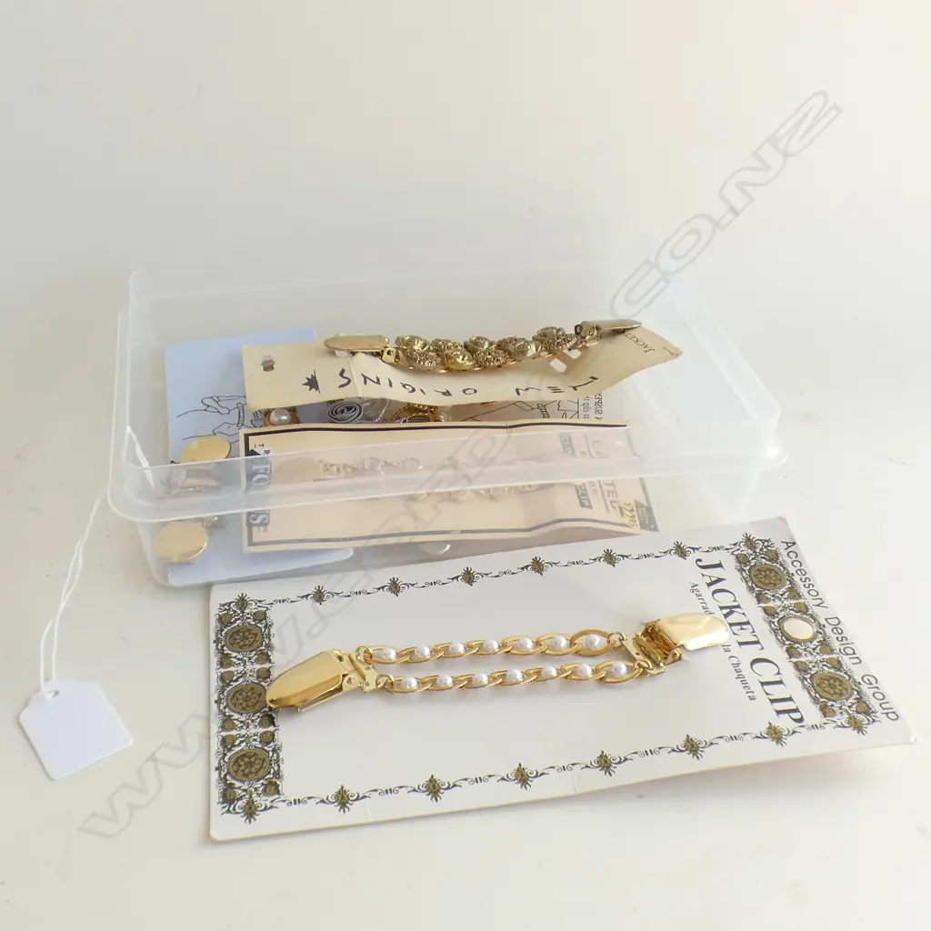 BOX COSTUME JEWELLERY JACKET CLIPS- SOME NEW ON CARD Image 1++