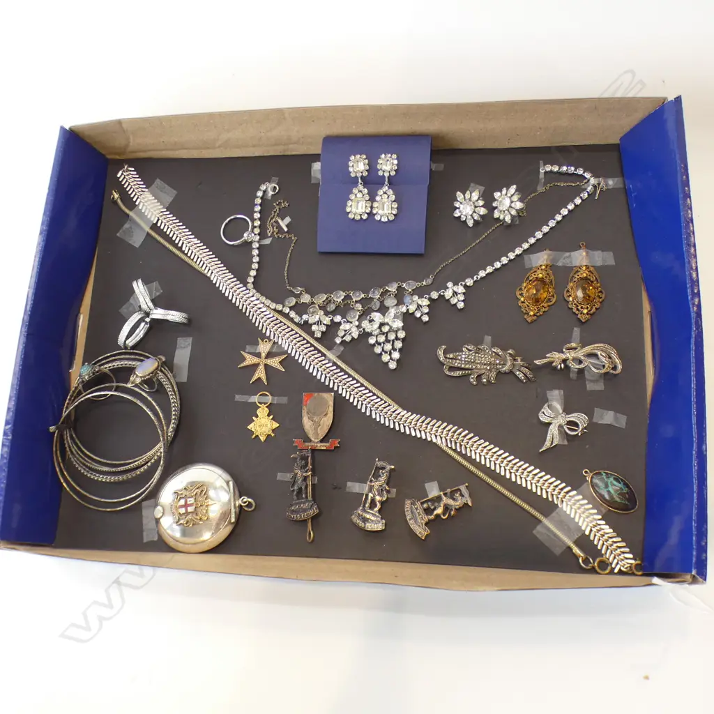 TRAY OF ASST. COSTUME JEWELLERY; MOONSTONE NECKLACE ETC Image 1++
