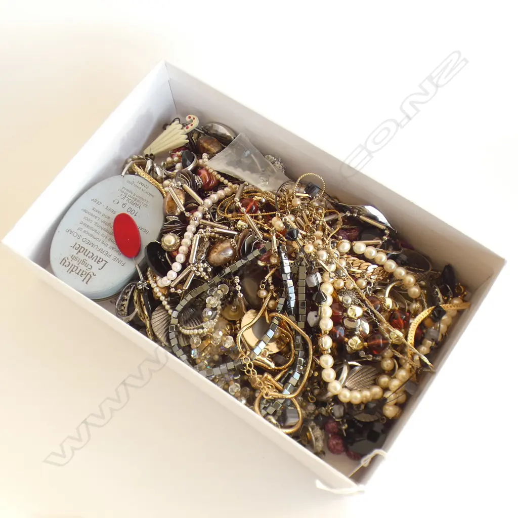 BOX ASST. COSTUME JEWELLERY Image 1++
