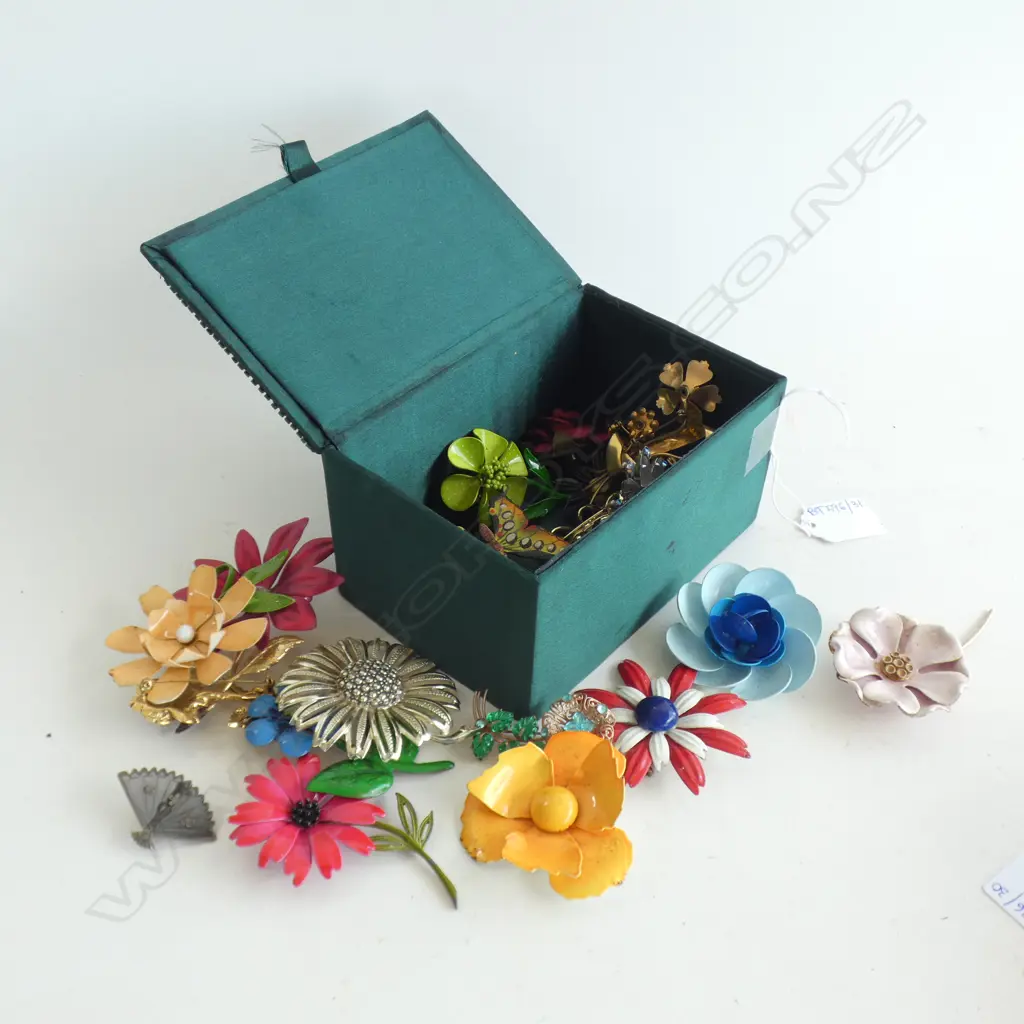 ASST. FLOWER BROOCHES IN GREEN SATIN BOX Image 1++