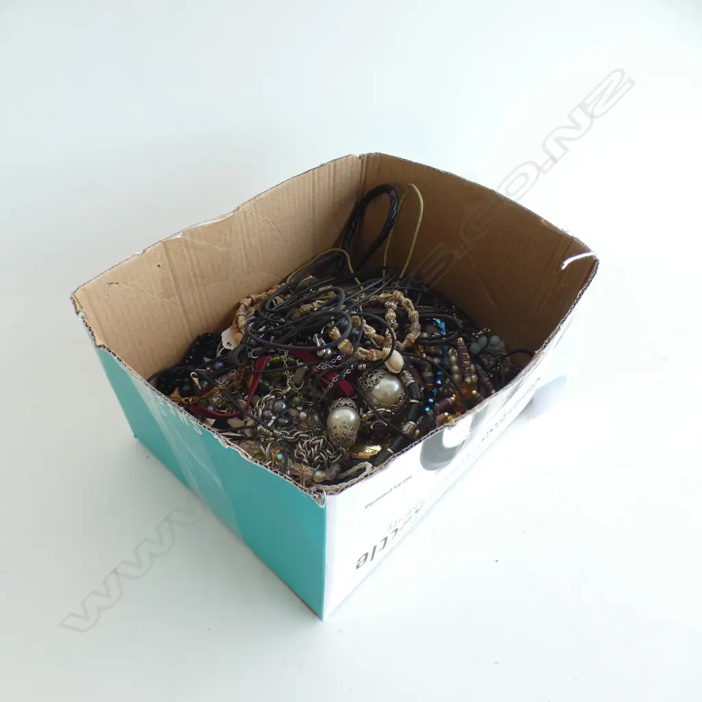 BOX ASST. COSTUME JEWELLERY Image 1++