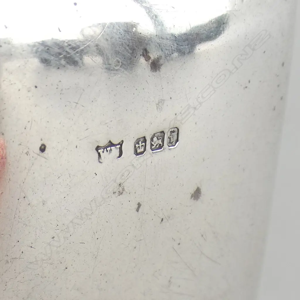 SILVER HIP FLASK. Sheffield 1911. Bayonet twist knob lid cork lined. H.103mm. Image 1++