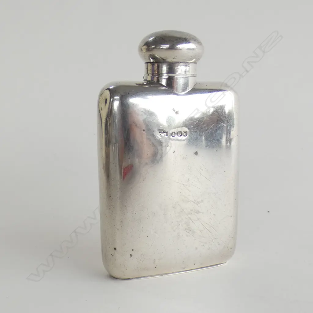 SILVER HIP FLASK. Sheffield 1911. Bayonet twist knob lid cork lined. H.103mm. Image 1++