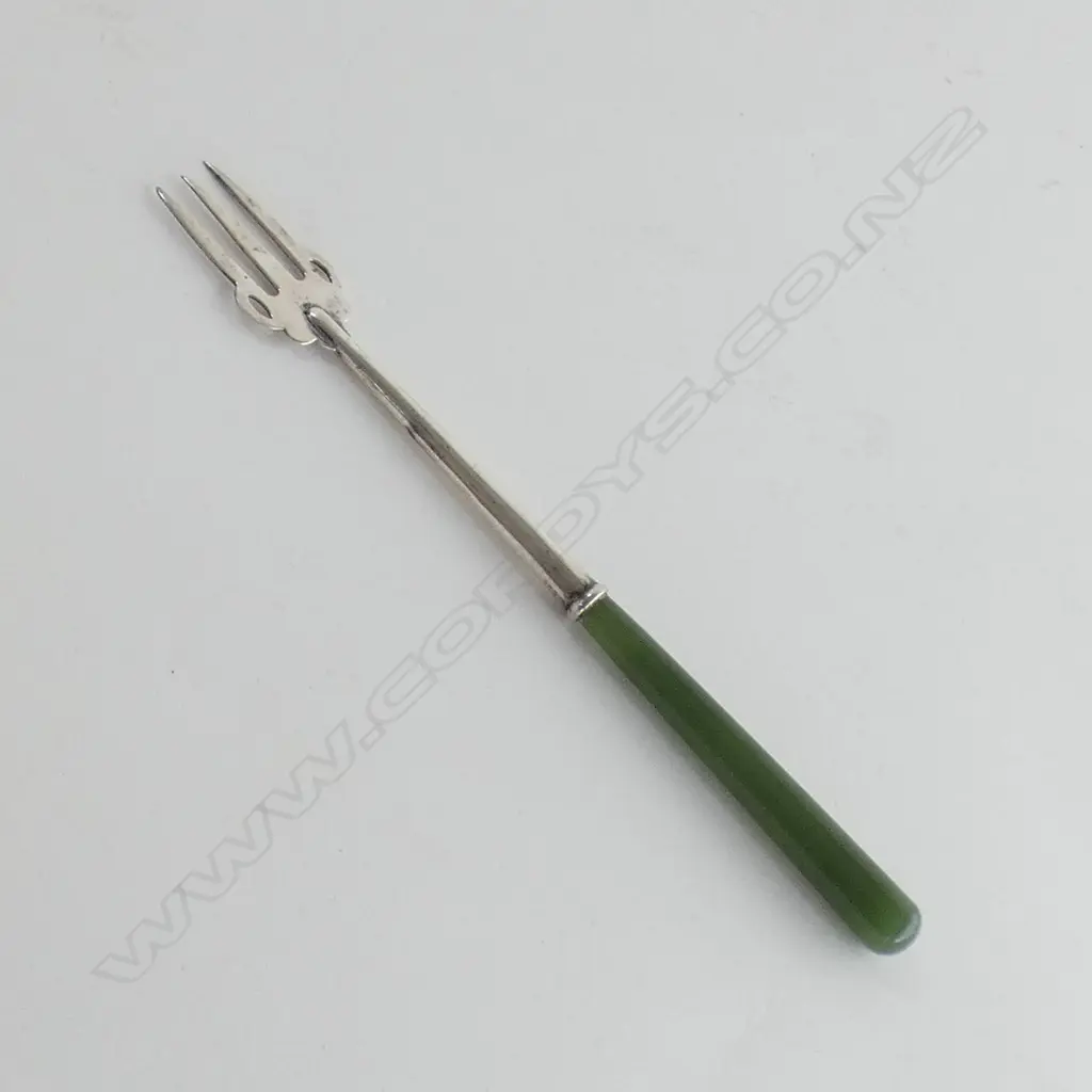 A&LLD SILVER & POUNAMU SMALL BREAD FORK Image 1++