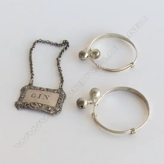 2 925 SILVER CHILD'S BANGLES WITH BELLS + 1 GIN BOTTLE TAG 