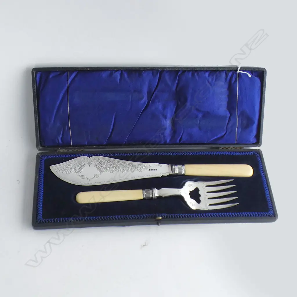 VICTORIAN IVORY HANDLED SILVER PLATE BOXED FISH SERVERS Image 1++