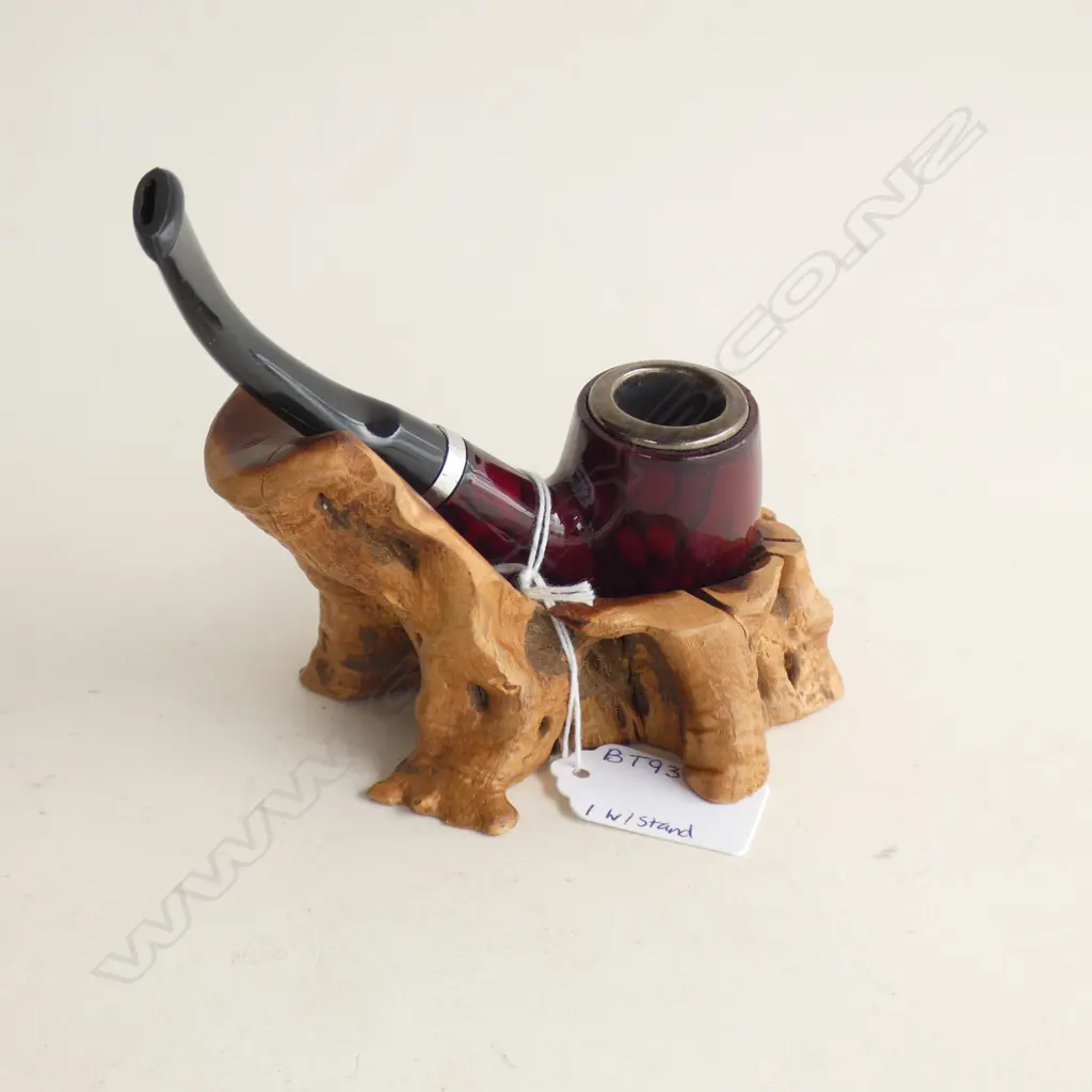 OLD PIPE WITH WOODEN CARVED PIPE HOLDER Image 1++