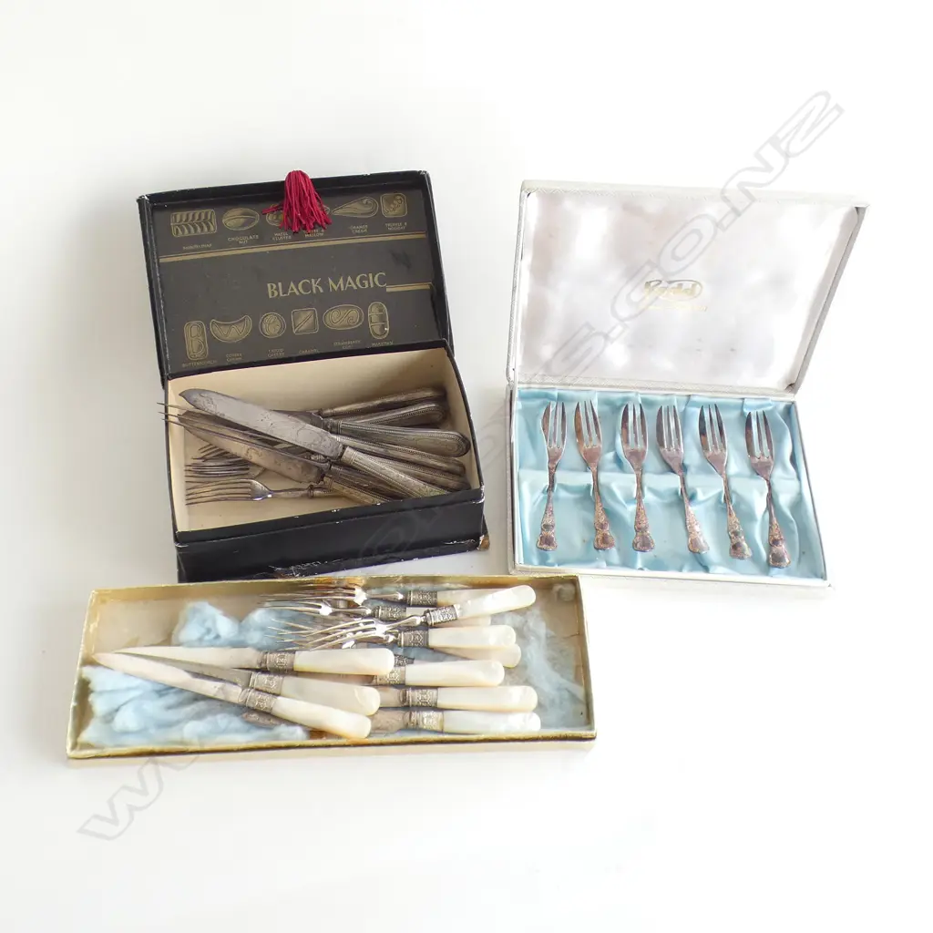 THREE SILVER PLATE CUTLERY SETS, INCL. 1 MOP HANDLED, TWO BOXED Image 1++