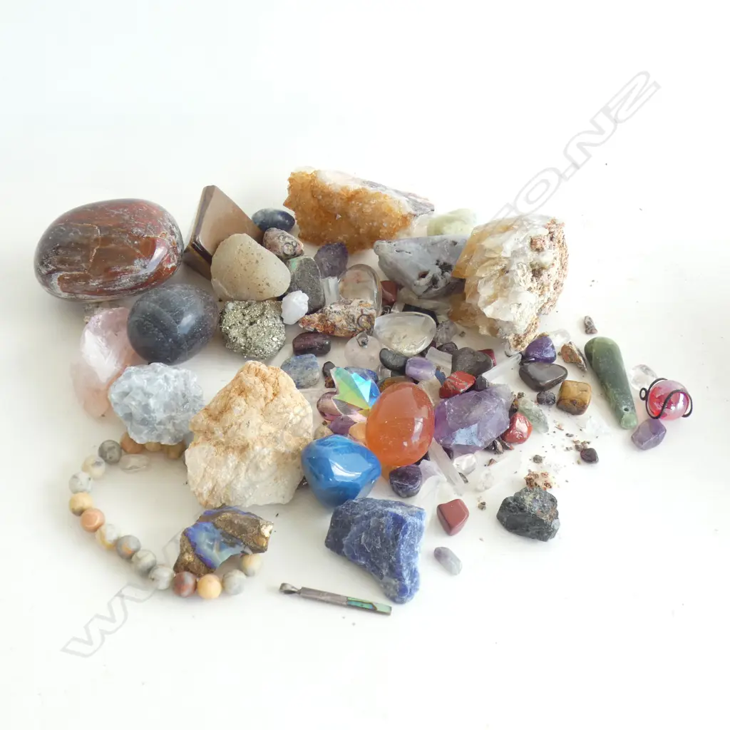 BOX ASST. CRYSTALS, QUARTZ & POLISHED STONES Image 1++