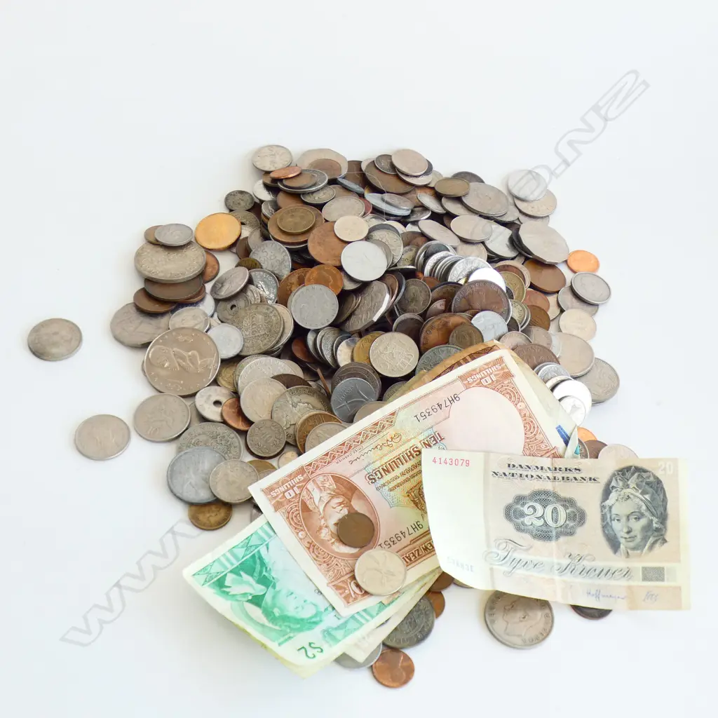 BAG ASST. WORLD NOTES & COINS Image 1++