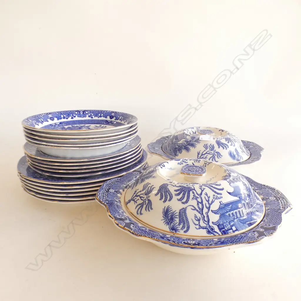 18 PCES BURLEIGH WARE WILLOW PART DINNER SERVICE; 6 DINNER PLATES 240mm dia, 5 LUNCHEON, 5 BOWLS + PR TUREENS Image 1++