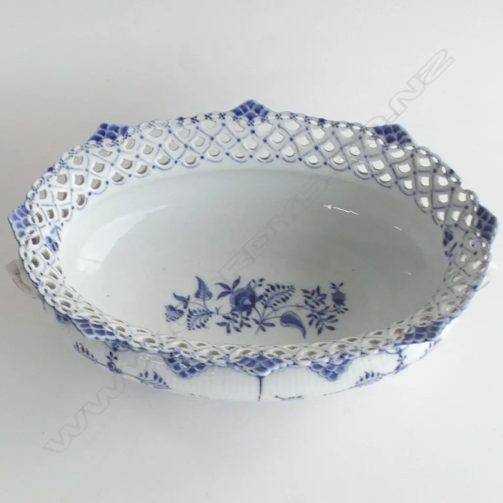 LG ROYAL COPENHAGEN BLUE LACE FRUIT DISH Image 1++