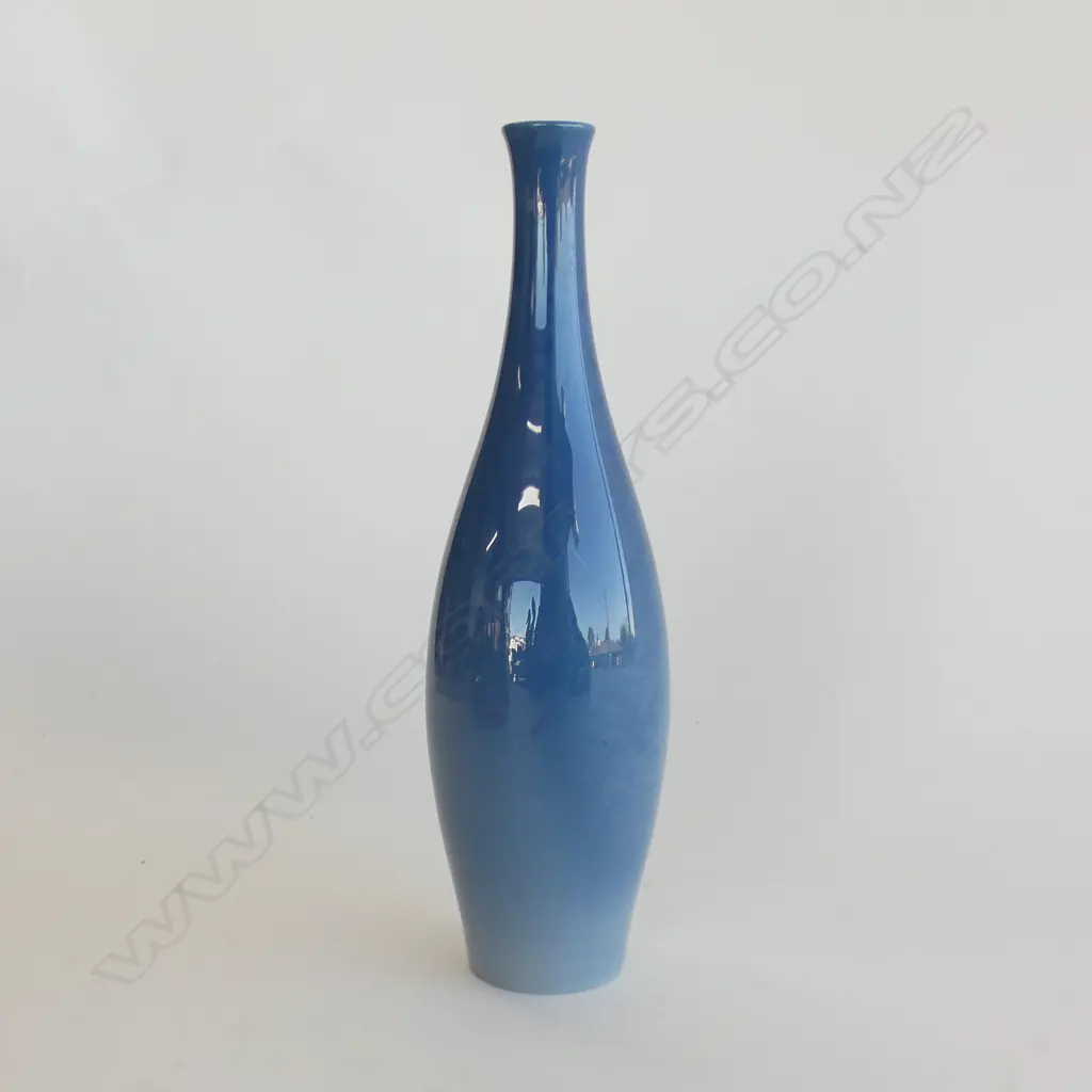 ROYAL DOULTON TITANIUM SPECIMAN VASE. BLUE GLAZE EFFECTS H.200mm Image 1++