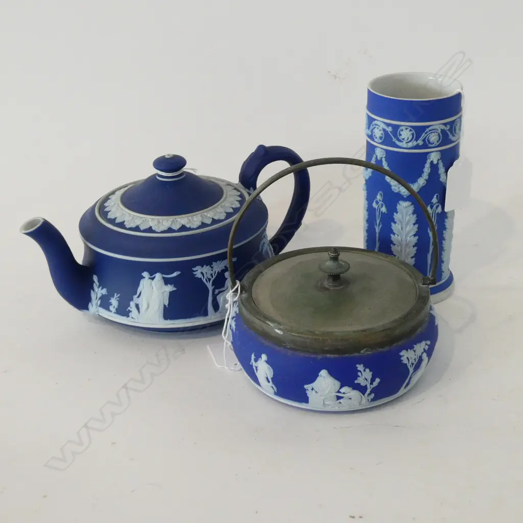 3 BLUE WEDGEWOOD PCS, ICEBUCKET, TEAPOT, TALL VASE (H. 150mm) Image 1++